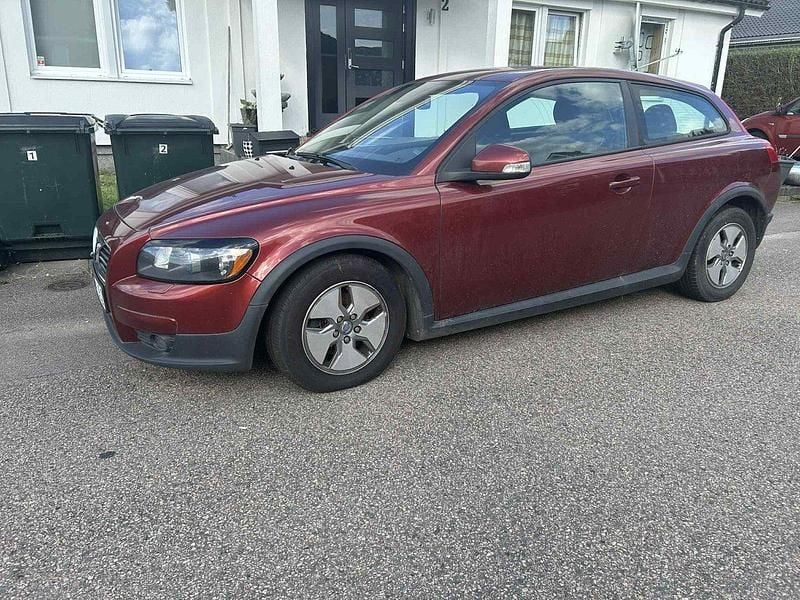 Röd Begagnad 2010 Volvo C30 Momentum Halvkombi | 25 000 kr - Bild 1/4