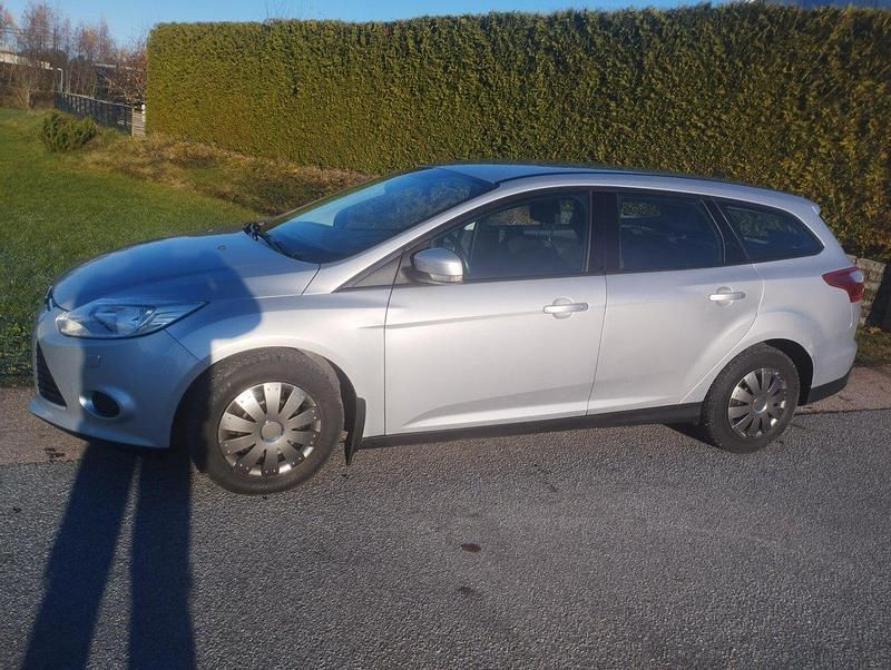 Grå Begagnad 2014 Ford Focus Trend Kombi | 44 900 kr (Bra pris) - Bild 1/4