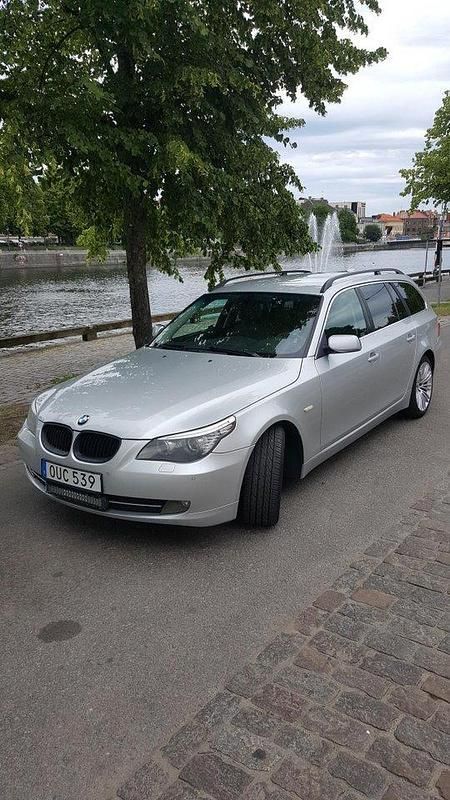 Grå Begagnad 2009 BMW 520 Kombi | 58 000 kr (Marknadspris) - Bild 1/4