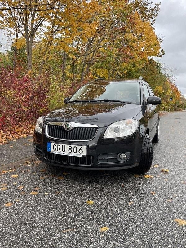Svart Begagnad 2008 Skoda Roomster Minibuss | 31 000 kr (Bra pris) - Bild 1/4