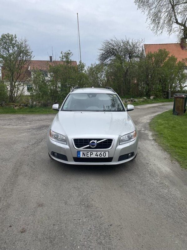 Grå Begagnad 2013 Volvo V70 Momentum Kombi | 70 000 kr (Superpris) - Bild 1/4