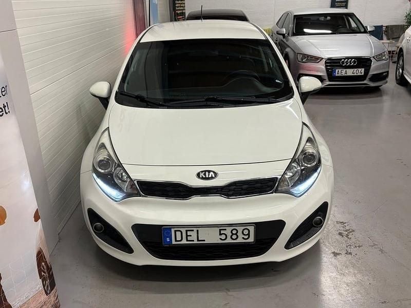 Begagnad Kia Rio 84 HK (61 kW) 2013 Vit Halvkombi