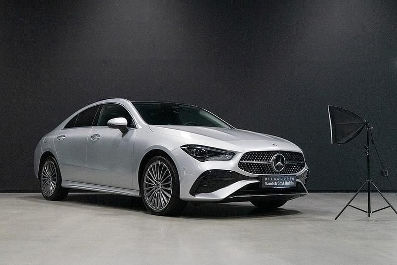 Silver Begagnad 2023 Mercedes CLA250e AMG Sedan | 429 000 kr (Dyr) - Bild 1/4