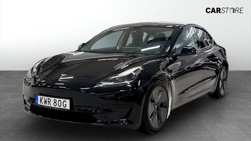 Svart Begagnad 2023 Tesla Model 3 Standard Range Sedan | 284 900 kr (Bra pris) - Bild 1/4