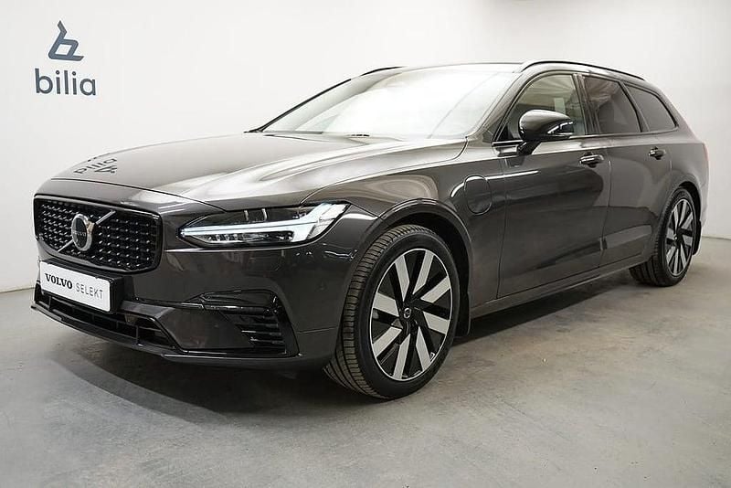 Grå Begagnad 2024 Volvo V90 Plus Kombi | 479 900 kr (Marknadspris) - Bild 1/4
