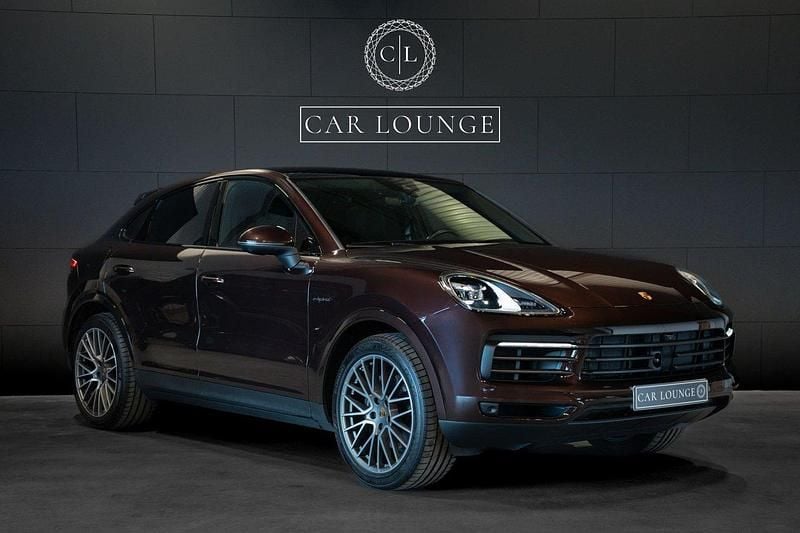Brun (mahogny metallic) Begagnad 2023 Porsche Cayenne Platinum Edition SUV | 879 000 kr (Bra pris) - Bild 1/4