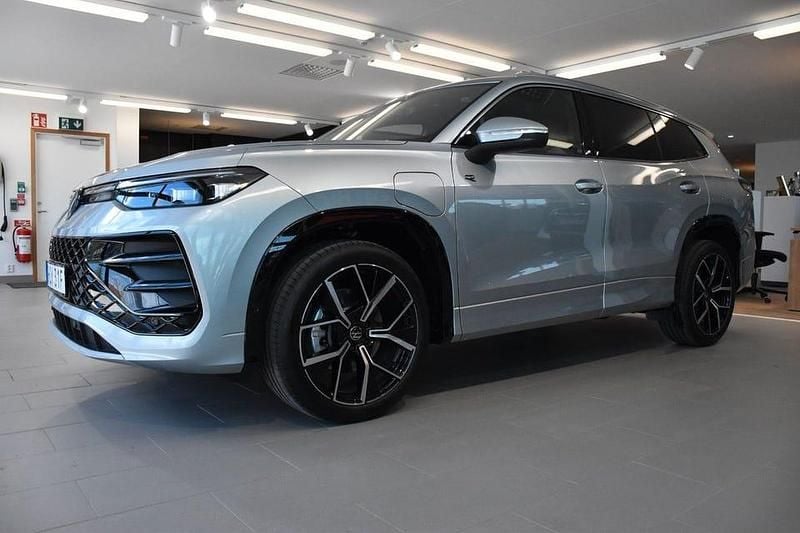 Oyster silver metallic Ny 2025 VW Tayron R-line Edition SUV | 683 698 kr (Marknadspris) - Bild 1/3