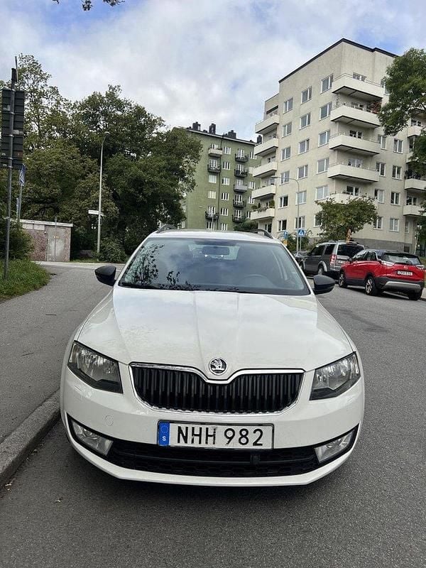 Vit Begagnad 2016 Skoda Octavia Kombi | 70 000 kr (Bra pris) - Bild 1/4