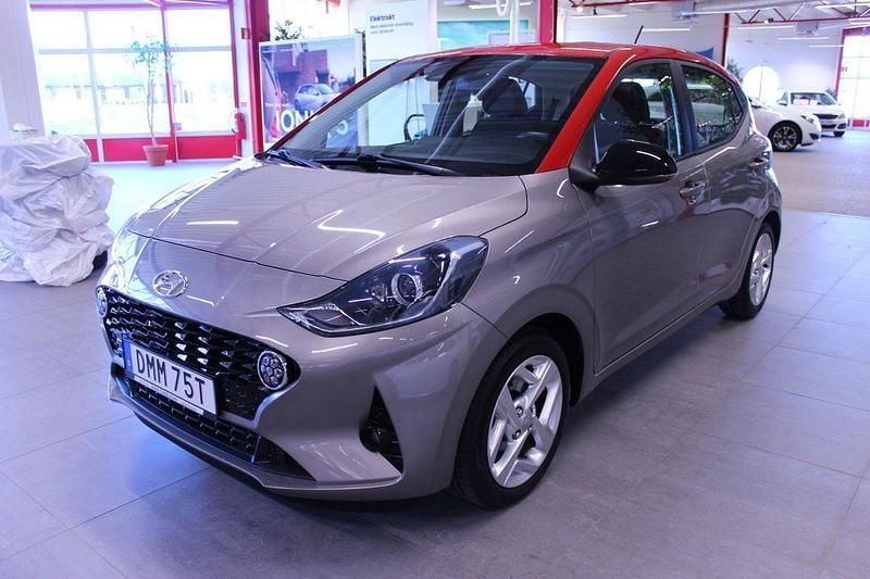 Grå Begagnad 2020 Hyundai i10 Edition Halvkombi | 119 000 kr (Marknadspris) - Bild 1/4