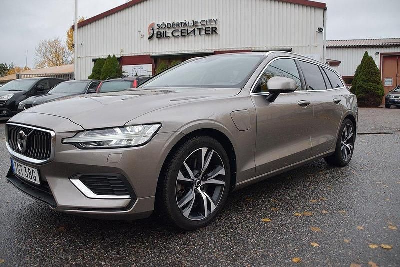 Grå Begagnad 2020 Volvo V60 Inscription Kombi | 329 900 kr (Marknadspris) - Bild 1/4