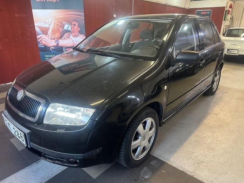 Svart Begagnad 2002 Skoda Fabia Halvkombi | 19 900 kr - Bild 1/4