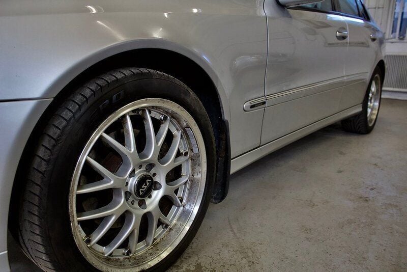 Begagnad Mercedes E320 Avantgarde 224 HK (164 kW) 2002 Ljusgrå (silver) Sedan