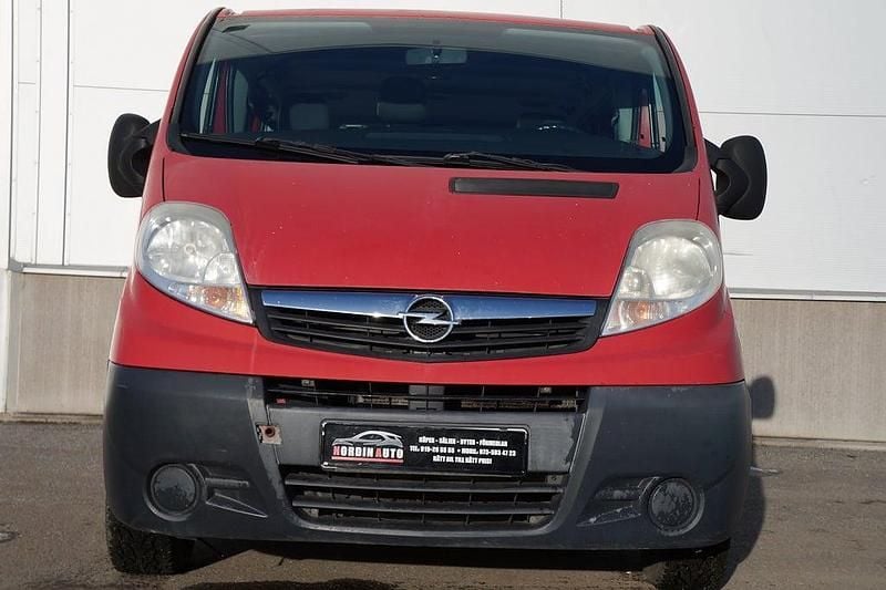Begagnad Opel Vivaro 114 HK (83 kW) 2009 Röd Minibuss