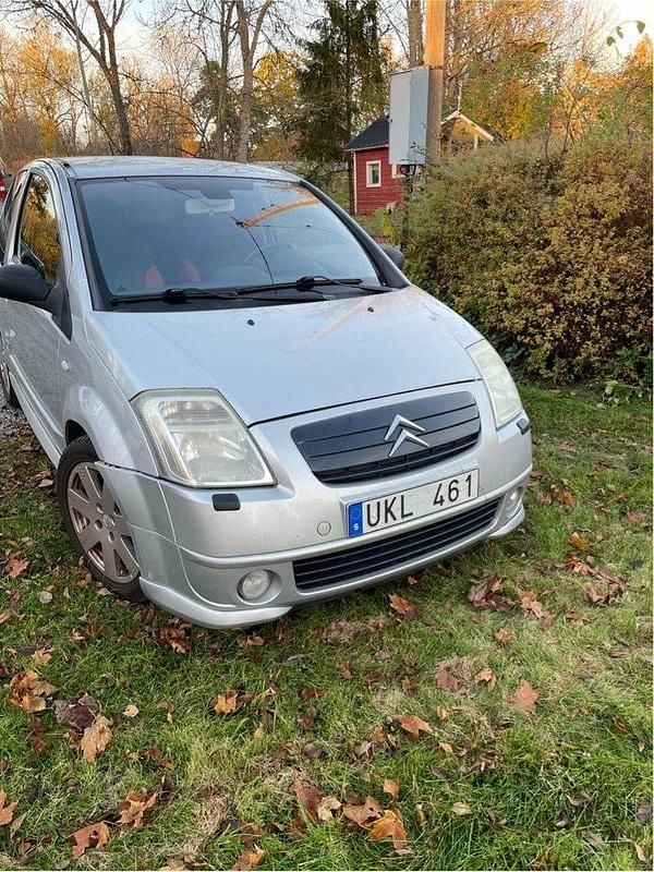 Silver Begagnad 2004 Citroën C2 VTR Sport Halvkombi | 10 000 kr (Superpris) - Bild 1/4