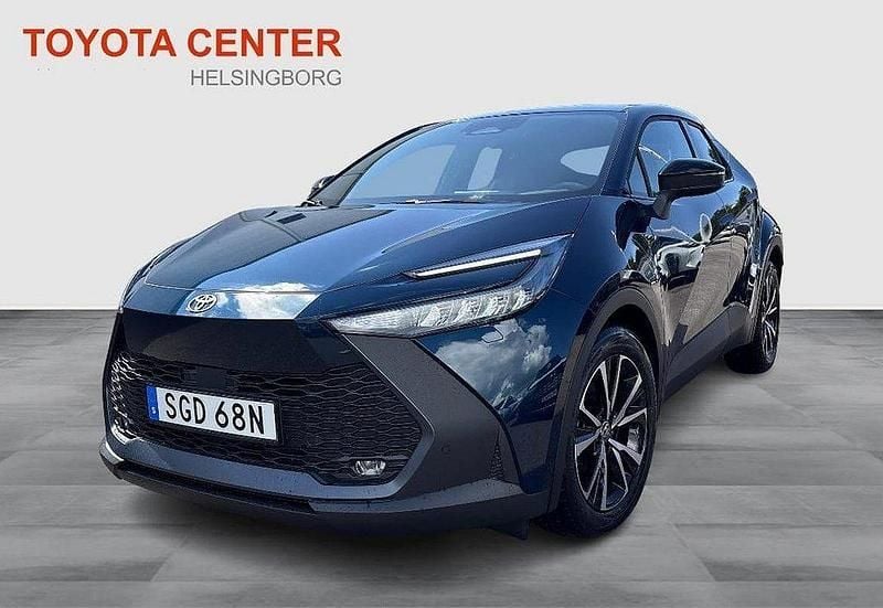 Mörkgrå Ny 2025 Toyota C-HR Style SUV | 391 500 kr (Marknadspris) - Bild 1/3