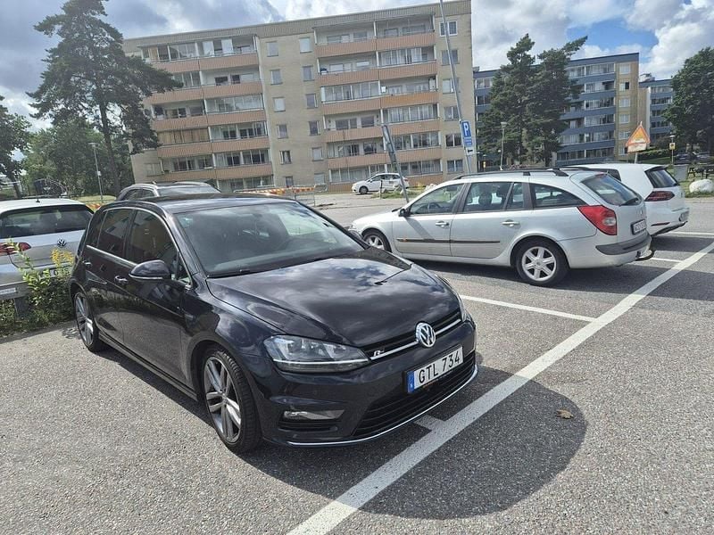 Svart Begagnad 2016 VW Golf VII R-line Halvkombi | 142 000 kr (Marknadspris) - Bild 1/4