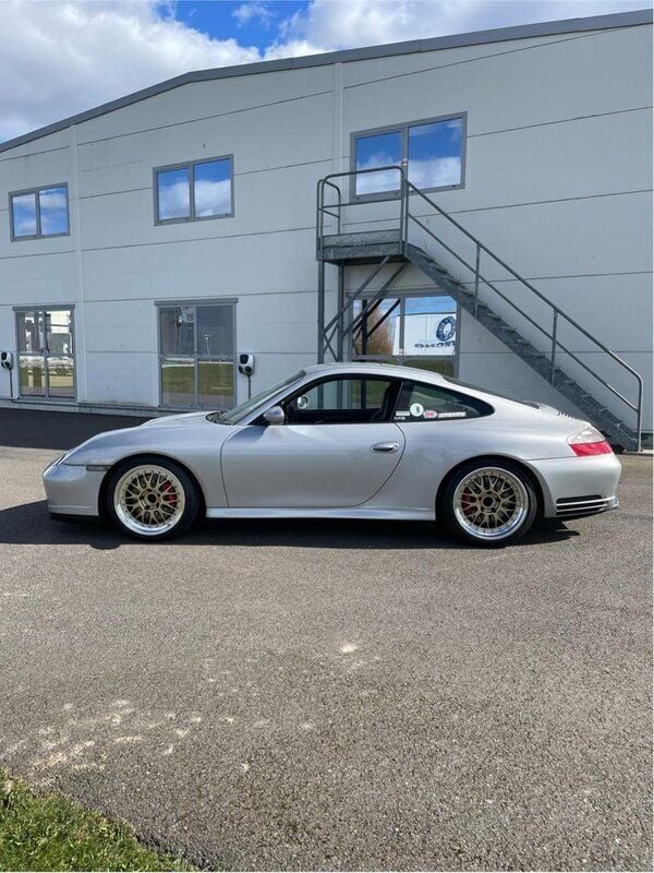 Silver Begagnad 2002 Porsche 911 Carrera 4S Sportkupé | 499 000 kr (Marknadspris) - Bild 1/4