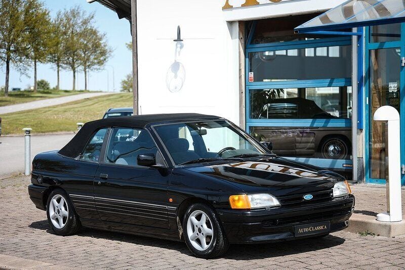 Begagnad Ford Escort Cabriolet 105 HK (77 kW) 1991 Svart Cab