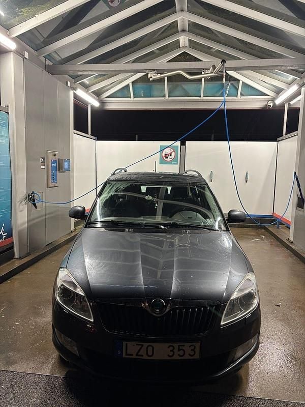 Mörk grå Begagnad 2012 Skoda Fabia Kombi | 49 000 kr (Lite dyr) - Bild 1/4