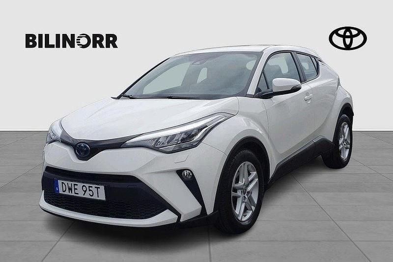 Vit Begagnad 2022 Toyota C-HR Active SUV | 259 900 kr (Marknadspris) - Bild 1/4