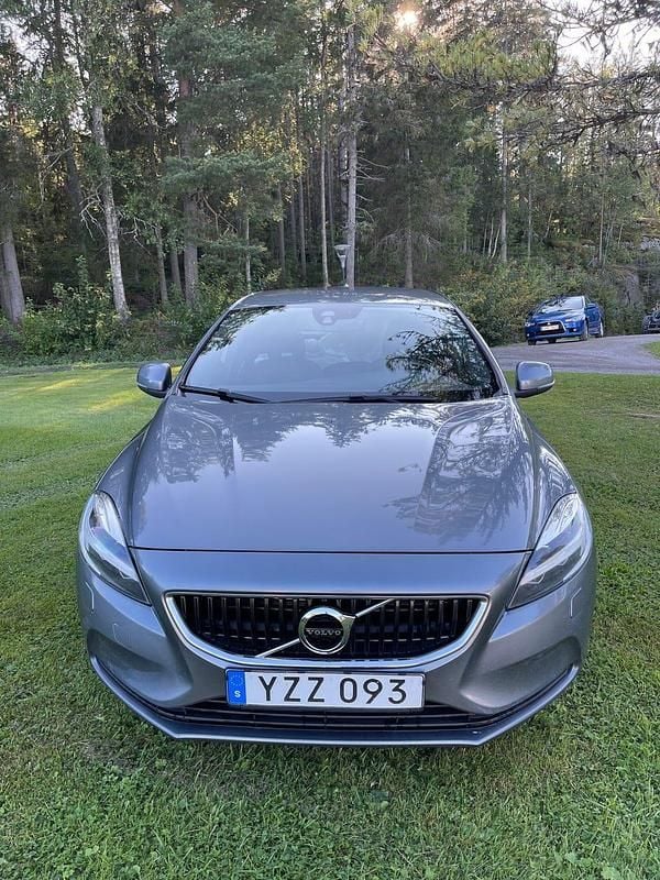 Begagnad 2018 Volvo V40 Halvkombi | 160 000 kr (Lite dyr) - Bild 1/4