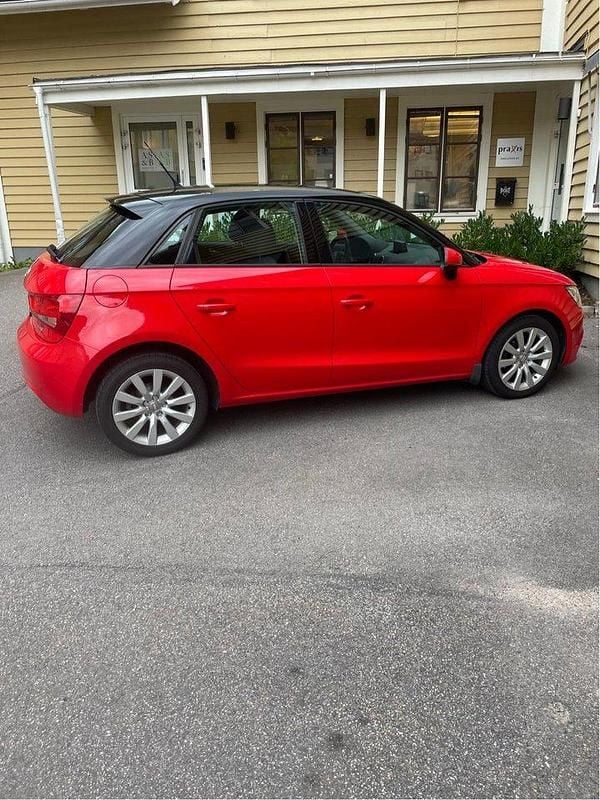 Röd Begagnad 2013 Audi A1 Sportback Sport Halvkombi | 89 500 kr (Marknadspris) - Bild 1/4