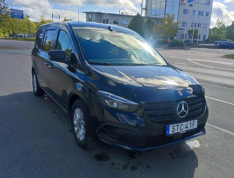 Svart Begagnad 2024 Mercedes T180 Minibuss | 299 000 kr - Bild 1/4