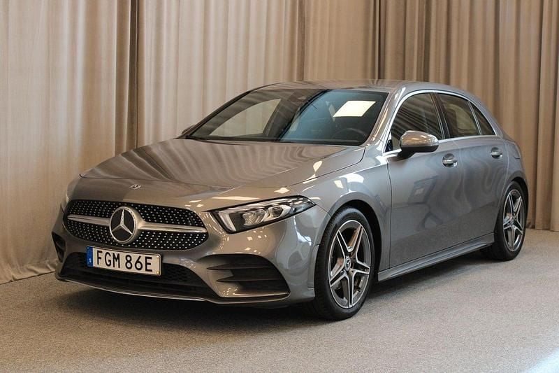 Mörkgrå Begagnad 2019 Mercedes A180 AMG Halvkombi | 239 900 kr (Marknadspris) - Bild 1/4