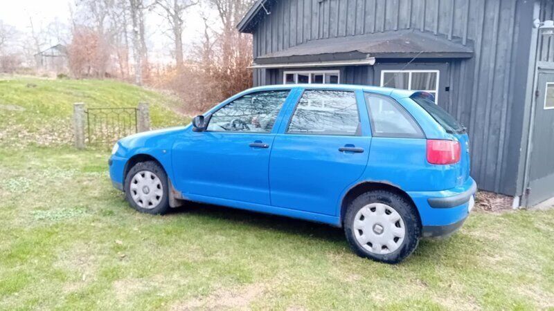 Blå Begagnad 2002 Seat Ibiza Halvkombi | 9 000 kr (Marknadspris) - Bild 1/4
