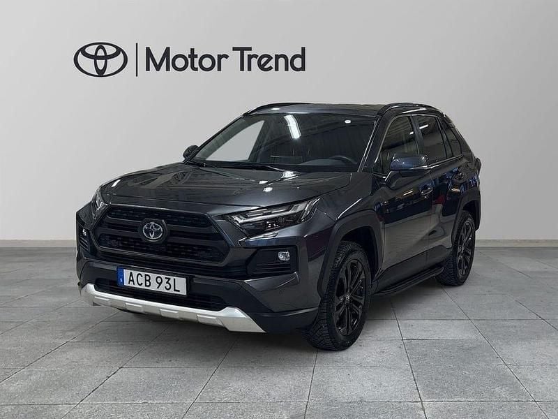 Grå Begagnad 2022 Toyota RAV4 Hybrid SUV | 389 000 kr (Marknadspris) - Bild 1/4