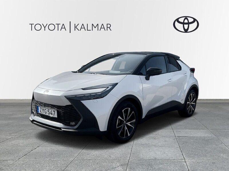 Vit Begagnad 2023 Toyota C-HR Style SUV | 389 000 kr (Bra pris) - Bild 1/4
