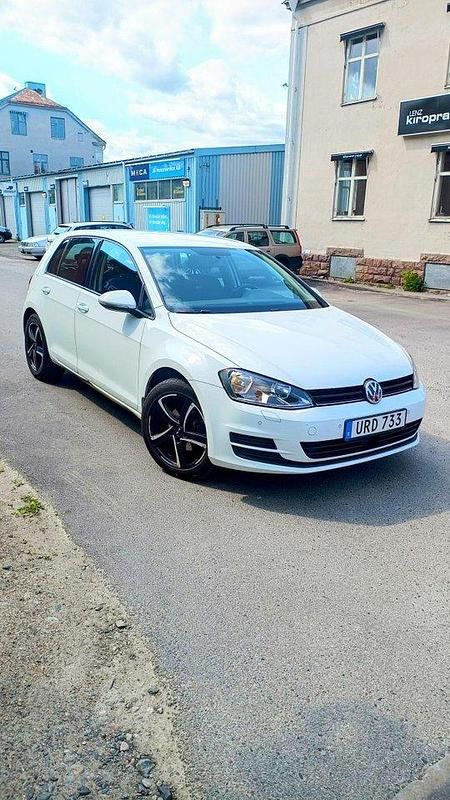 Vit Begagnad 2015 VW Golf VII Halvkombi | 69 000 kr (Marknadspris) - Bild 1/4