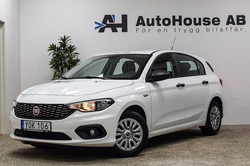 Vit Begagnad 2017 Fiat Tipo Halvkombi | 69 000 kr (Marknadspris) - Bild 1/4