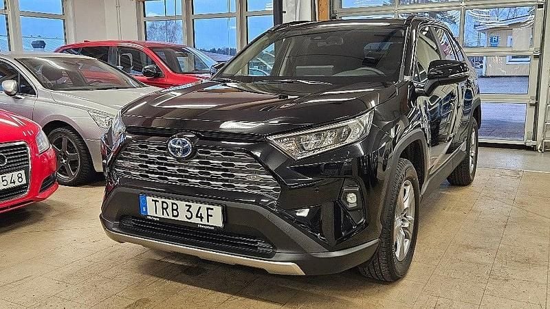 Svart Ny 2025 Toyota RAV4 Hybrid SUV | 429 900 kr (Superpris) - Bild 1/4