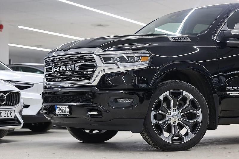 Begagnad RAM 1500 401 HK (294 kW) 2019 Svart Pickup