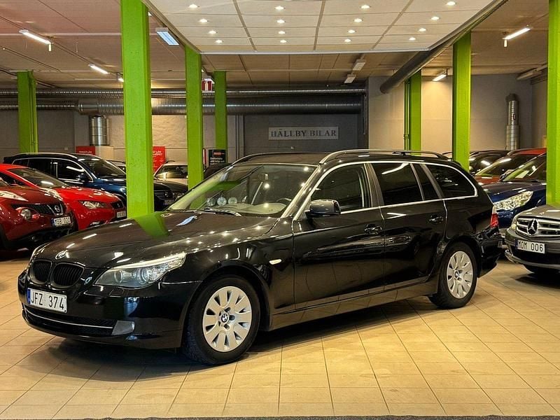 Svart Begagnad 2008 BMW 523 Kombi | 69 900 kr (Marknadspris) - Bild 1/4