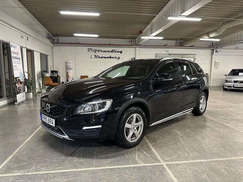 Svart Begagnad 2016 Volvo V60 CC Summum Kombi | 149 900 kr (Lite dyr) - Bild 1/4