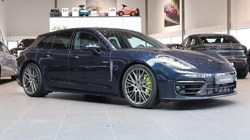 Mörkblå Begagnad 2022 Porsche Panamera 4 Platinum Edition Sedan | 799 000 kr (Superpris) - Bild 1/4