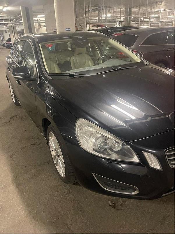 Svart Begagnad 2012 Volvo V60 Summum Kombi | 79 500 kr (Marknadspris) - Bild 1/4