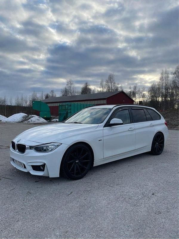 Vit Begagnad 2015 BMW 318 Sport Line Kombi | 80 000 kr (Lite dyr) - Bild 1/4