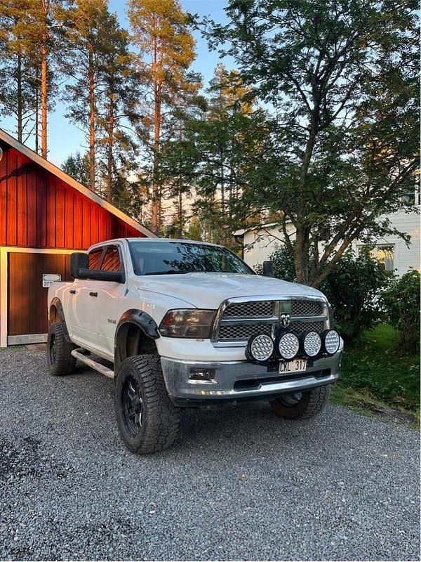 Vit Begagnad 2010 Dodge Ram Pickup | 280 000 kr (Dyr) - Bild 1/4