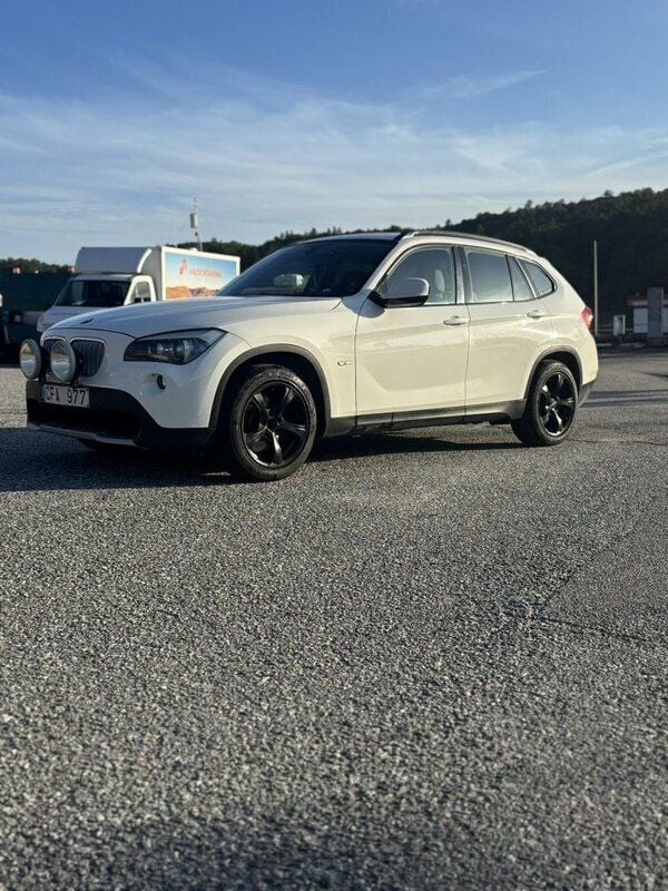 Vit Begagnad 2010 BMW X1 SUV | 98 000 kr (Marknadspris) - Bild 1/4