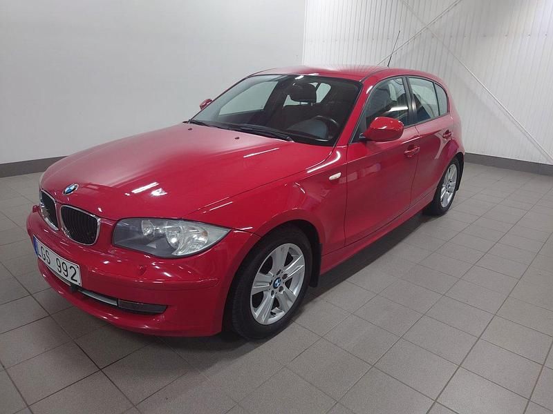 Röd Begagnad 2011 BMW 116 Comfort Edition Halvkombi | 69 900 kr (Marknadspris) - Bild 1/4