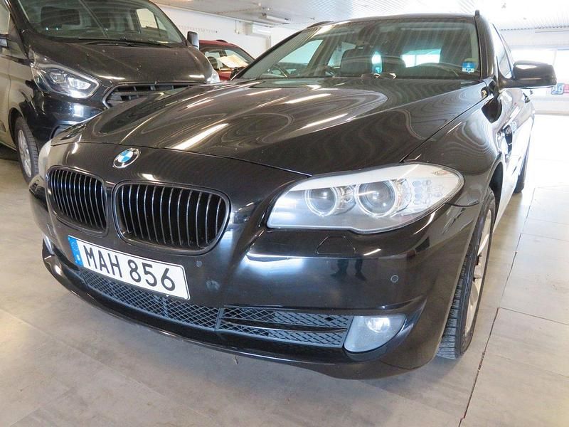 Svart Begagnad 2012 BMW 525 Kombi | 94 900 kr (Marknadspris) - Bild 1/4
