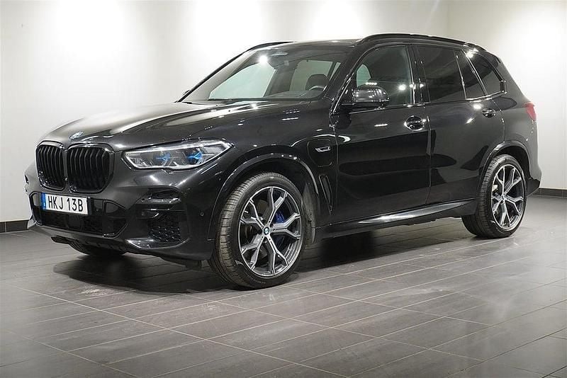 Svart Begagnad 2022 BMW X5 iPerformance SUV | 549 900 kr - Bild 1/4