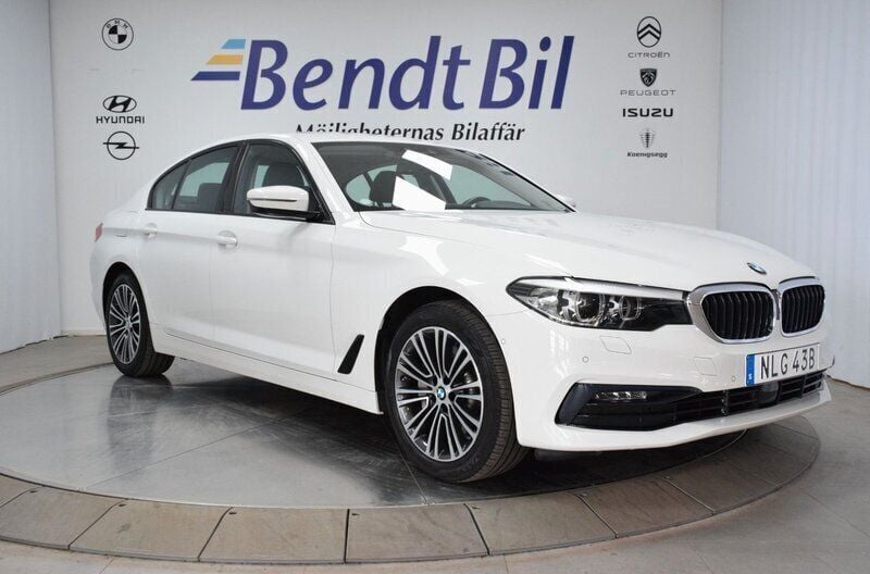 Vit Begagnad 2019 BMW 530e Sport Line Sedan | 319 500 kr (Bra pris) - Bild 1/3