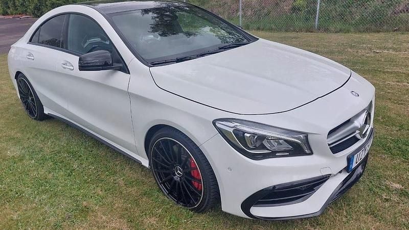 Vit Begagnad 2017 Mercedes CLA45 AMG AMG Sportkupé | 319 000 kr (Marknadspris) - Bild 1/4