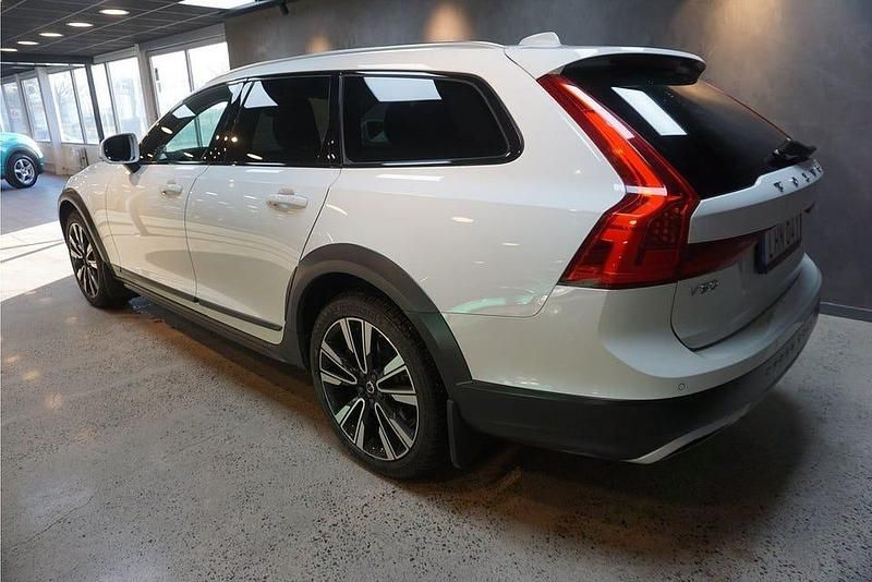 Begagnad Volvo V90 CC Momentum 190 HK (139 kW) 2018 Vit Kombi