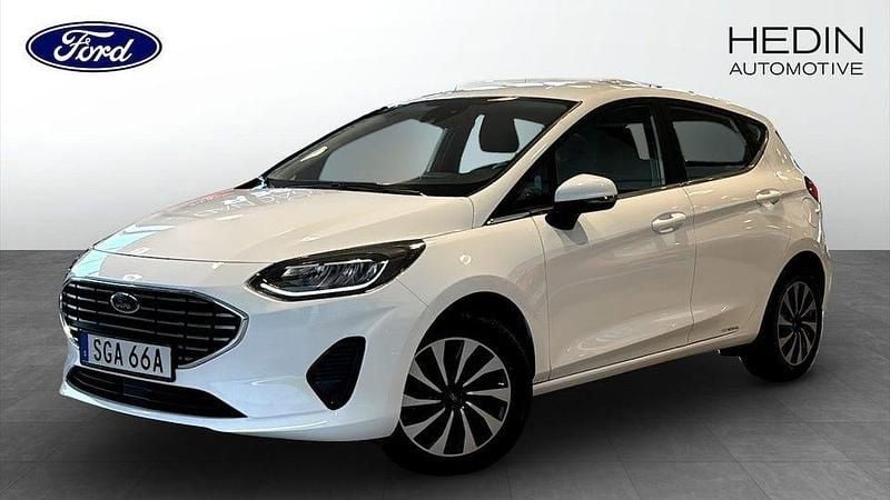 Vit Begagnad 2023 Ford Fiesta Titanium Halvkombi | 169 900 kr (Marknadspris) - Bild 1/4