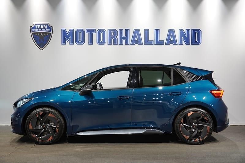 Begagnad Cupra Born e-Boost 172 kW (234 HK) 2023 Blå Halvkombi